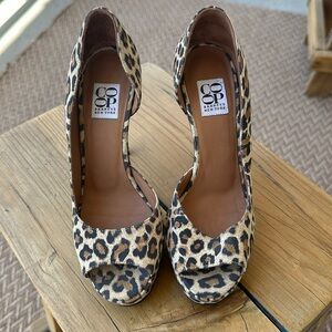 Leopard BARNEYS NEW YORK heels size 36 1/2 in great  shape.